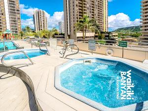uma piscina com dois jacuzzles num resort em Stunning 1BD a block away to Waikiki Beach Free Parking em Honolulu