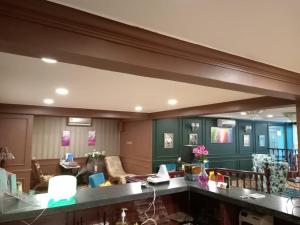 una hall con bar e soggiorno di Grand Illusyin a Shah Alam