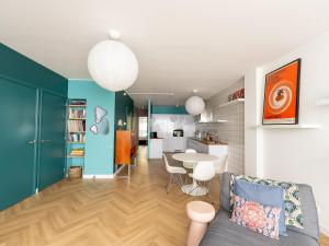 sala de estar con sofá y mesa en Rotterdam's coolest apartment en Róterdam
