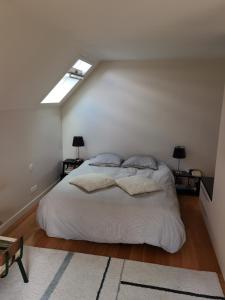 Ένα ή περισσότερα κρεβάτια σε δωμάτιο στο 2 chambres dans maison familiale jardin et spa