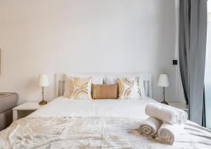 Postel nebo postele na pokoji v ubytování Bright Studio in Pantheon Elysee