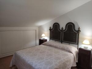 a bedroom with a large bed and two night stands at casa vacanze degli archi in Otricoli