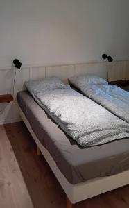 uma cama com duas almofadas em cima em Apartment by the fjord em Storekra