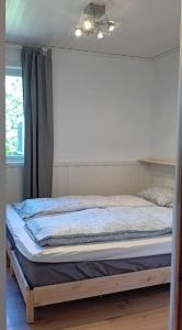 Postel nebo postele na pokoji v ubytování Apartment by the fjord