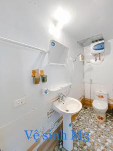 un piccolo bagno con servizi igienici e lavandino di Táo Homestay Venuestay a Bắc Yên