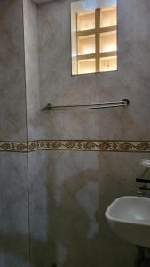 baño con ducha, lavabo y ventana en PHAPPY GUEST HOUSe en Phnom Penh