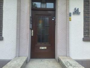 brązowe drzwi na boku budynku w obiekcie Studio Apartment 20 w Essen