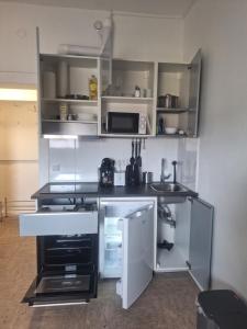 Studio Apartment 20 في إيسن: مطبخ صغير مع ثلاجة ومغسلة