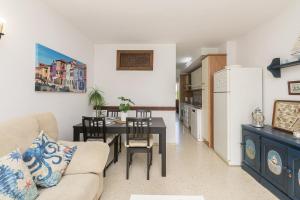 a living room with a couch and a table and a kitchen at Camarote de Algetares in Algeciras