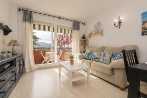 - un salon avec un canapé et une table dans l'établissement Camarote de Algetares, à Algésiras