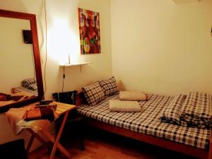 Habitación con cama, mesa y espejo. en Jasmin, en Belgrado