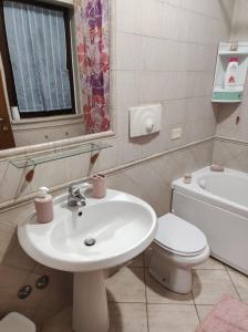 Koupelna v ubytování appartamento fiera di Roma da Manu