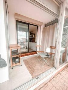 ル・バルカレスにあるLa Casita ,Appartement face à l’étangのバルコニー(テーブル、椅子付)、窓が備わります。