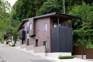 a house on the side of a road at スタジオーネ箱根彫刻の森 in Hakone