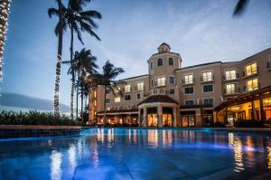 ein Hotel mit einem Pool vor einem Gebäude in der Unterkunft Southern Sun Maputo in Maputo