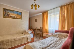 ヤブルニツァにあるTsaryna Sadybaのベッドルーム1室(ベッド2台、テーブル、窓付)