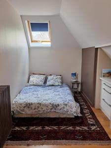 a bedroom with a bed and a window at 2 chambres avec jardin et jacuzzi dans une maison familiale in Noisy-le-Roi +27 photos