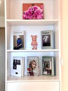 Knihovna v apartmánu