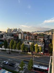 Vous bénéficierez d'une vue sur la ville et d'un parking. dans l'établissement Stunning Luxury Apartment, à Séoul