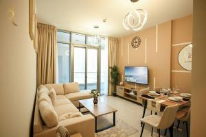 Μια τηλεόραση ή/και κέντρο ψυχαγωγίας στο Elite 1BR Apartment - Modern Stay in Al Reem, Near Reem Mall