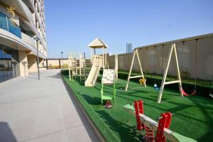Ο χώρος παιχνιδιού για παιδιά στο Elite 1BR Apartment - Modern Stay in Al Reem, Near Reem Mall