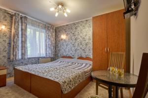 ヤブルニツァにあるTsaryna Sadybaの小さなベッドルーム(ベッド1台、テーブル付)