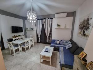 Televízia a/alebo spoločenská miestnosť v ubytovaní Lucas Lux Flogita apartment