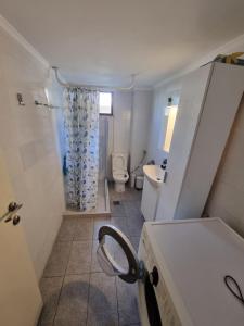 mała łazienka z toaletą i umywalką w obiekcie Lucas Lux Flogita apartment w mieście Flogita +32 zdjęcia
