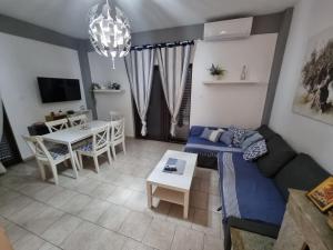 Televízia a/alebo spoločenská miestnosť v ubytovaní Lucas Lux Flogita apartment