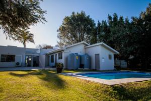 a house with a swimming pool in a yard at Marilyn's Rooms in Swellendam