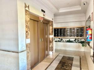 un vestíbulo de un hotel con puerta y estantes para vinos en Valleca Tren Sierra Guadalupe 1, en Madrid