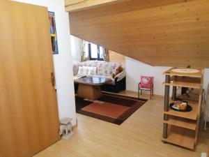 sala de estar con sofá y mesa en Ferienwohnung Ingrid, en Radmer an der Hasel