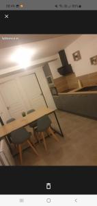 uma imagem de uma mesa e cadeiras num quarto em Jolie T2 en rez de chaussée em Carcassonne mais 1 fotografia