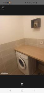 um banheiro com uma bancada em cima de um vaso sanitário em Jolie T2 en rez de chaussée em Carcassonne