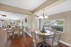 マルコ・アイランドにあるPet-friendly two-story home with pool, spa, and grillのテーブルと椅子のあるダイニングルームとリビングルーム