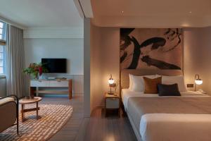 Uma cama ou camas num quarto em 21 Carpenter, Singapore, a Member of Design Hotels