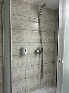 y baño con ducha y puerta de cristal. en Acomodoro Residence, en Bucarest
