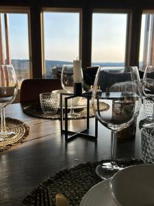 un tavolo con bicchieri da vino e una candela sopra di Bualie Golsfjellet a Gol