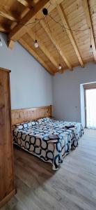 1 Schlafzimmer mit 3 Betten in einem Zimmer mit Holzdecken in der Unterkunft Casa Rural Launtzin Landetxea in Areatza