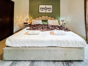 - une chambre avec un grand lit et une grande couette blanche dans l'établissement Trophy - Burj Khalifa View Serenity Suite, à Dubaï
