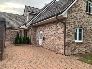 une maison en briques avec une allée en briques dans l'établissement Ferienwohnung für 4 Personen in bester Lage ca. 15 km von Bremen City, à Achim