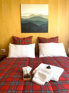 un letto con due asciugamani e un vassoio di cibo sopra di Casa Monte Zebio ad Asiago