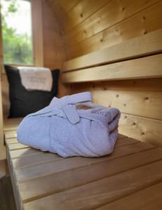 ein Handtuch liegt auf einer Bank in einer Sauna in der Unterkunft Levasion nature in Beauraing