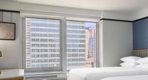 Una cama o camas en una habitación de Delta Hotels by Marriott New York Times Square