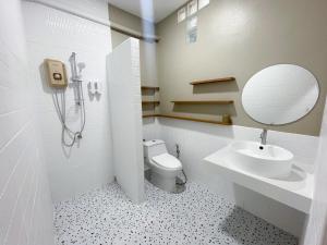 Koupelna v ubytování Dara Homestay