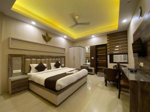 Postel nebo postele na pokoji v ubytování Hotel Mahajan International, Delhi Airport