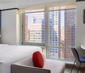 Una cama o camas en una habitación de Delta Hotels by Marriott New York Times Square