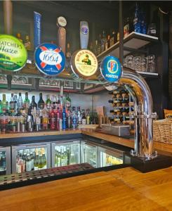 Ο χώρος του lounge ή του μπαρ στο Dog and Partridge Inn