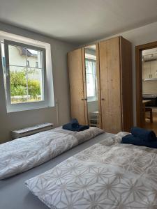 1 Schlafzimmer mit 2 Betten und einem Fenster in der Unterkunft Bludenz Apartments RosaKlein-30m2 & RubinaGross-100m2 in Bludenz