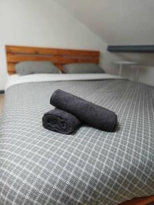 un par de toallas sentadas en una cama en Maison atypique avec garage 2 roues - Proche Gare, en Le Havre